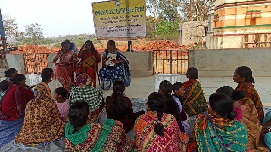 Volunteers and community members at a program in Dumuridihi.