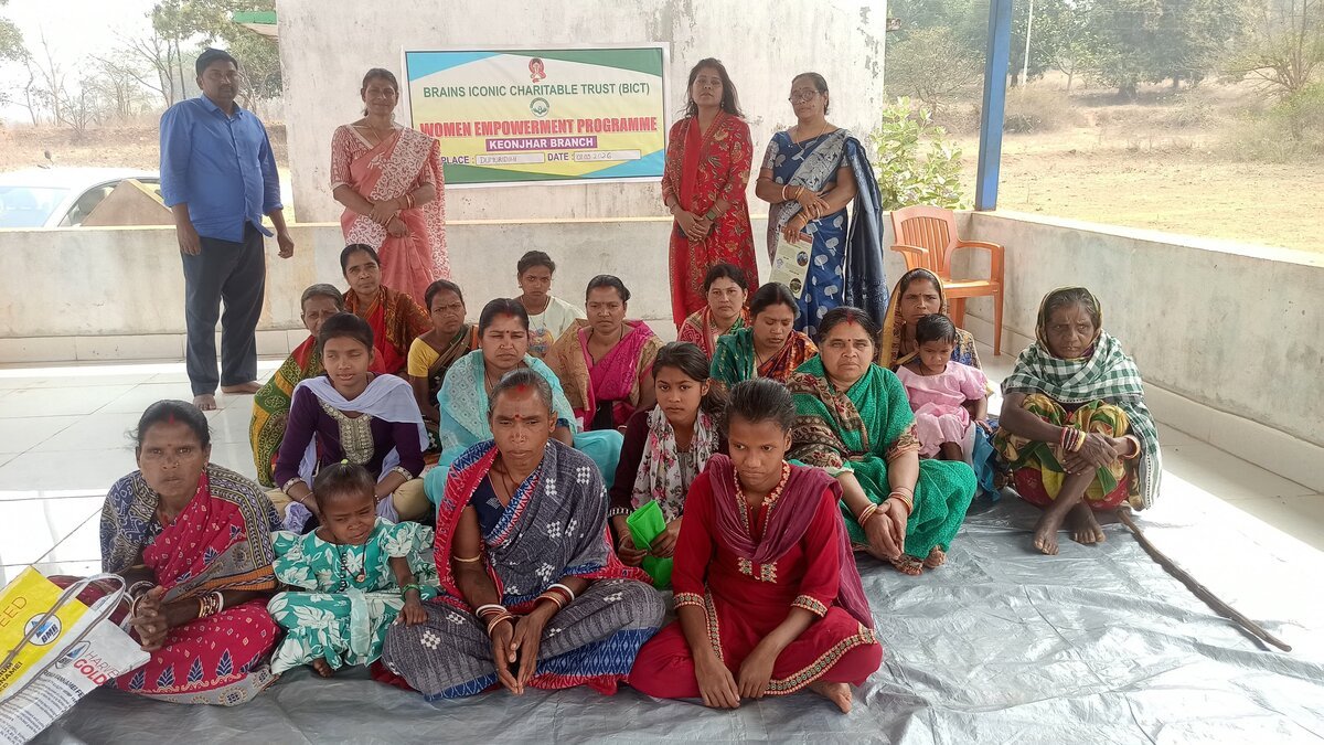 Volunteers and community members at a Brains Iconic Charitable Trust program in Dumuridihi.